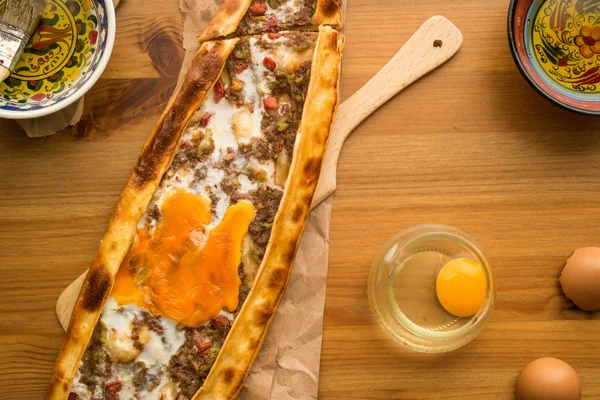 Turkiska Pide med ägg och malet kött. — Stockfoto