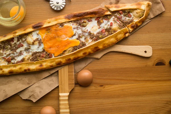 Turecké Pide s vajíčkem a mletého masa. — Stock fotografie