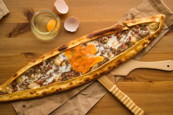 Turkish Pide with egg and minced meat. — Stock Photo, Image