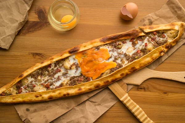 Turecké Pide s vajíčkem a mletého masa. — Stock fotografie