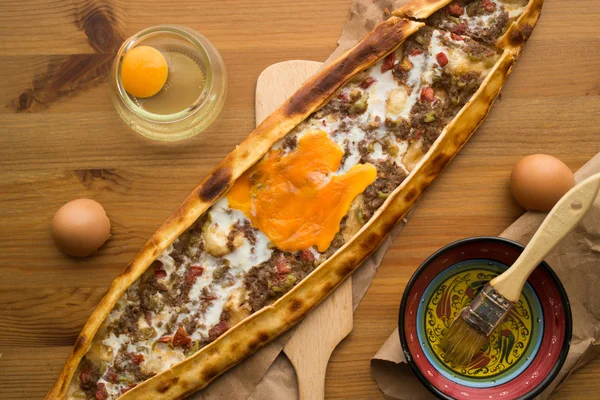 Turkiska Pide med ägg och malet kött. — Stockfoto