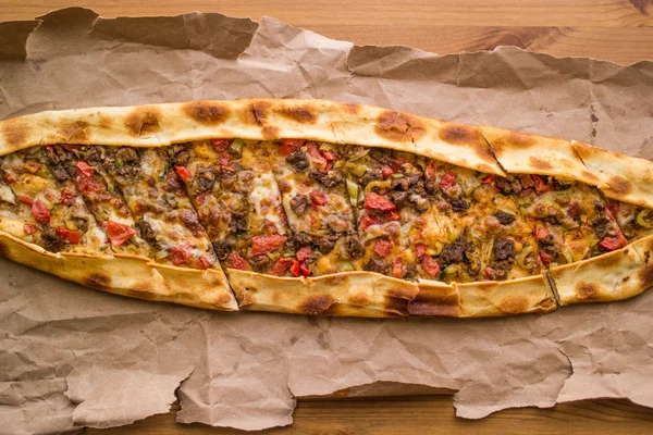 Pide turco com queijo e carne de cubo / kusbasili kasarli pide — Fotografia de Stock