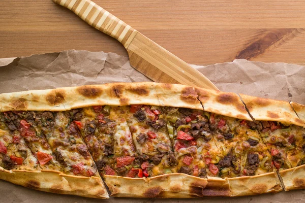 Pide turco com queijo e carne de cubo / kusbasili kasarli pide — Fotografia de Stock