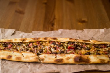 Peynir ve cubed et ile Türk pide / kusbasili kasarli pide