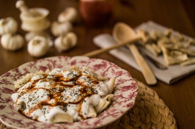 Manti / yoğurt ile Türk mantı.
