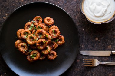 Fellah sos ile yoğurt / bulgur köfte