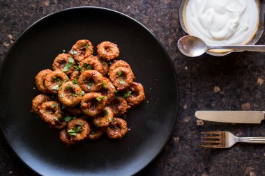 Fellah sos ile yoğurt / bulgur köfte