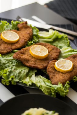 Şnitzel hizmet yeşillik ve limon ile
