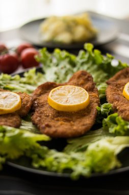 Patates salatalı şnitzel. 