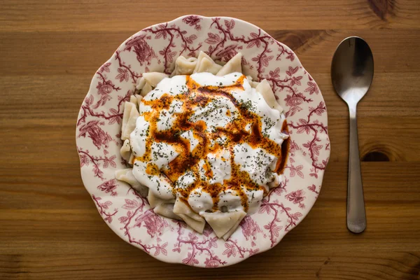 Manti / türkische Ravioli mit Joghurt. — Stockfoto