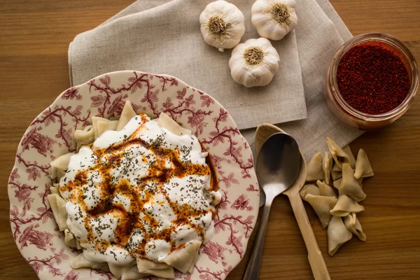 Manti / türkische Ravioli mit Joghurt. — Stockfoto