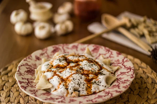 Manti / türkische Ravioli mit Joghurt. — Stockfoto