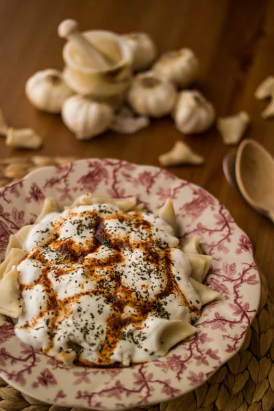 Manti / türkische Ravioli mit Joghurt. — Stockfoto