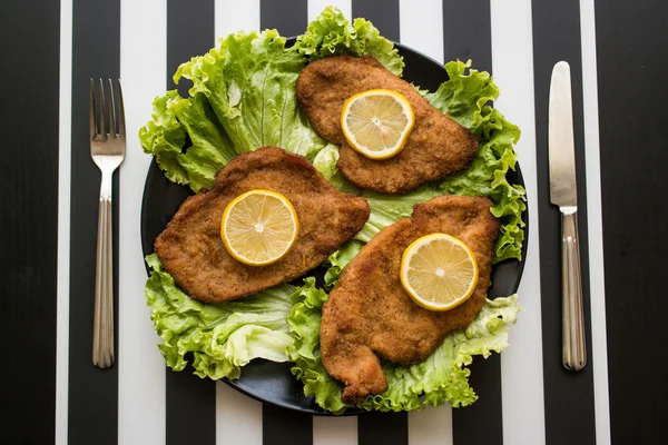 Schnitzel mit Gemüse und Zitrone servieren — Stockfoto