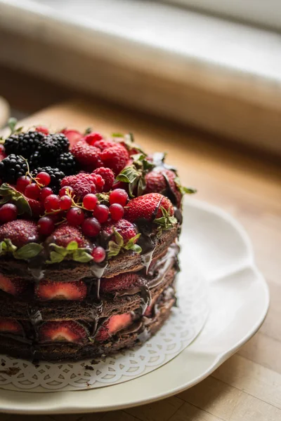 Bolo de morango com amora, amora e chocolate escuro — Fotografia de Stock