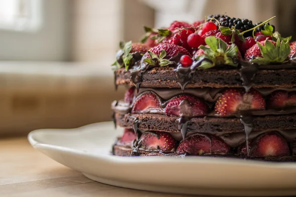 Bolo de morango com amora, amora e chocolate escuro — Fotografia de Stock