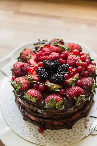 Bolo de morango com amora, amora e chocolate escuro — Fotografia de Stock