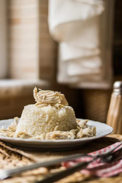 Frango turco tradicional em um arroz (tavuklu pilav ). — Fotografia de Stock