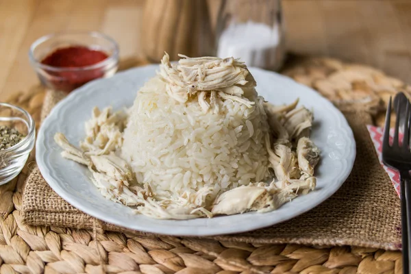 Традиционная турецкая курица на рисе (tavuklu pilav ). — стоковое фото