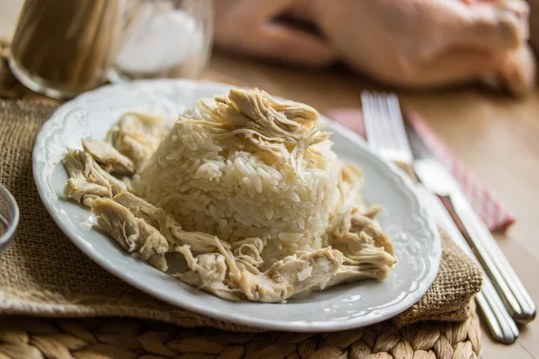 Traditionele Turkse kip op een rijst (tavuklu pilav). — Stockfoto