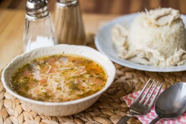 Geleneksel Türk tavuk suyu çorbası tavuk bir pirinç.