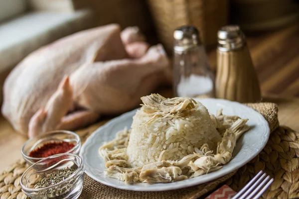 Традиционная турецкая курица на рисе (tavuklu pilav ). — стоковое фото