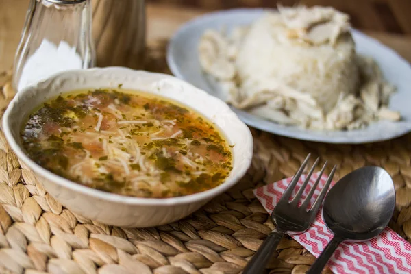 Traditionelle türkische Hühnersuppe mit Huhn auf Reis. — Stockfoto