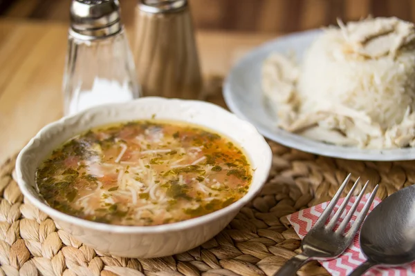 Traditionele Turkse kip bouillon soep met kip op een rijst. — Stockfoto