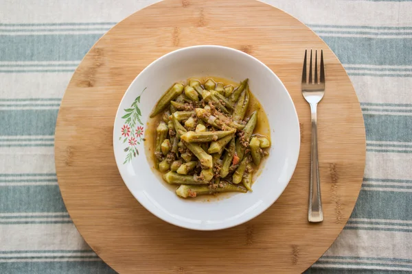 Bamya / Okra / tyrkisk tradisjonell mat med kvernet kjøtt – stockfoto