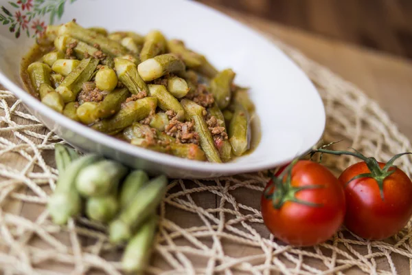 Bamya / Okra / tyrkisk tradisjonell mat med kvernet kjøtt – stockfoto