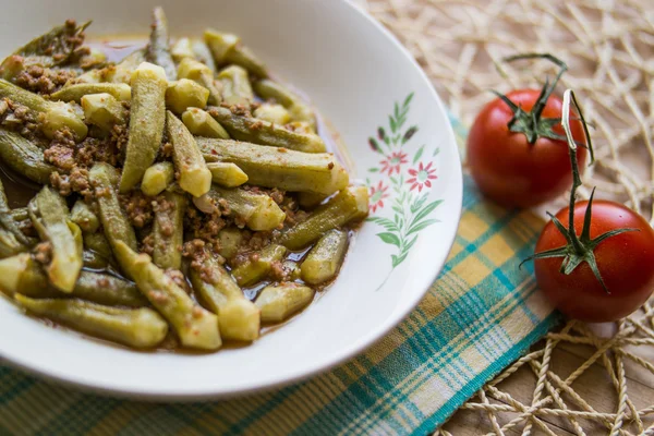 Bamya / Okra / tyrkisk tradisjonell mat med kvernet kjøtt – stockfoto