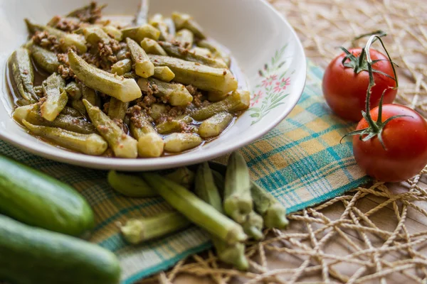 Bamya / Okra / tyrkisk tradisjonell mat med kvernet kjøtt – stockfoto