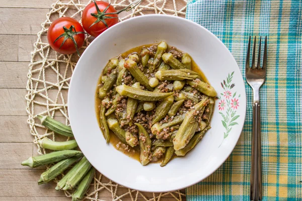 Bamya / okra / türkisches traditionelles Essen mit Hackfleisch — Stockfoto