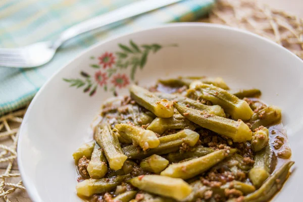 Bamya / Okra / Comida tradicional turca com carne picada — Fotografia de Stock