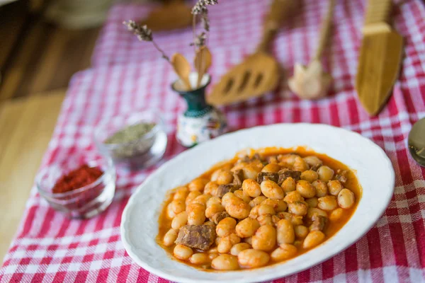 Frijoles al horno / Kuru Fasulye / Comida turca . — Foto de Stock