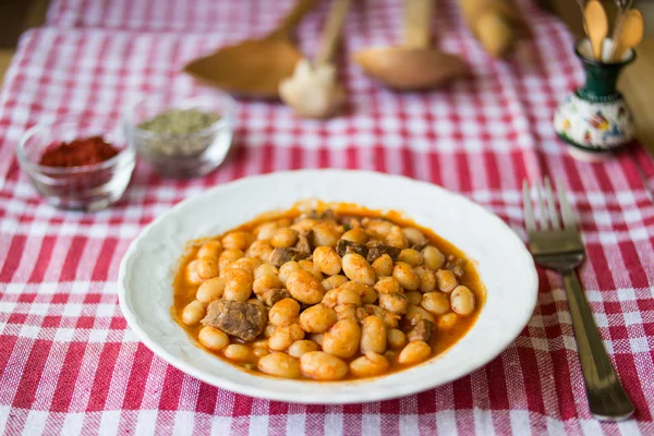 Frijoles al horno / Kuru Fasulye / Comida turca . — Foto de Stock