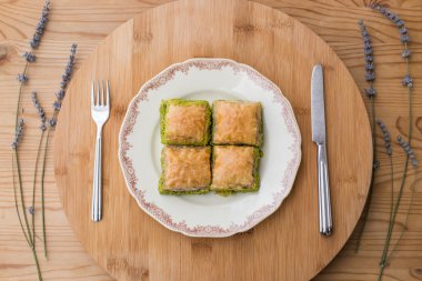 Baklava şamfıstıklı / Türk geleneksel tatlı ile