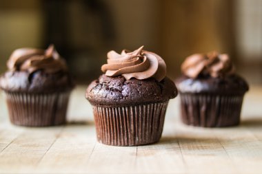 Bir ahşap yüzeyde çikolatalı kek