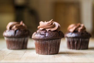 Bir ahşap yüzeyde çikolatalı kek