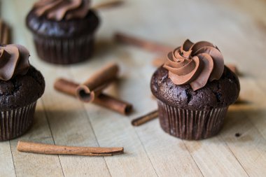 Tarçın ile çikolatalı kek.