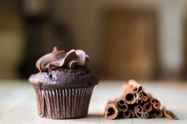 Tarçın ile çikolatalı kek.