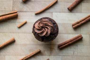 Tarçın ile çikolatalı kek.