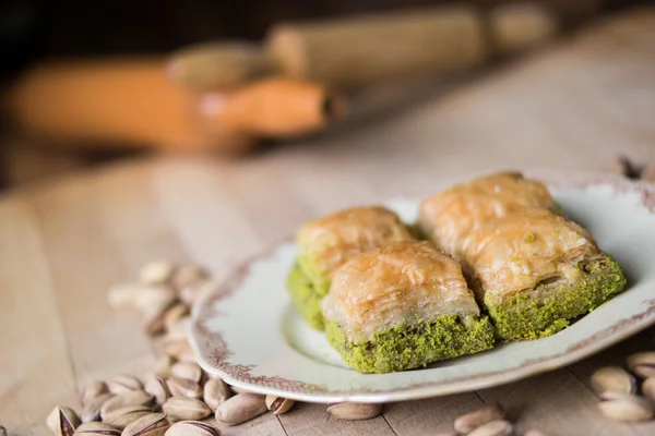 Баклава с фисташками / Традиционный турецкий десерт — стоковое фото