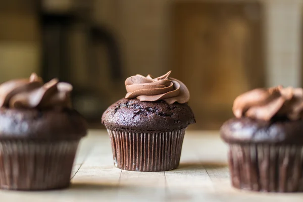 Chocolade cupcake op een houten ondergrond — Stockfoto