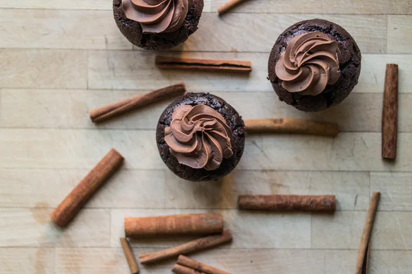 Schokoladen-Cupcake mit Zimtstangen. — Stockfoto
