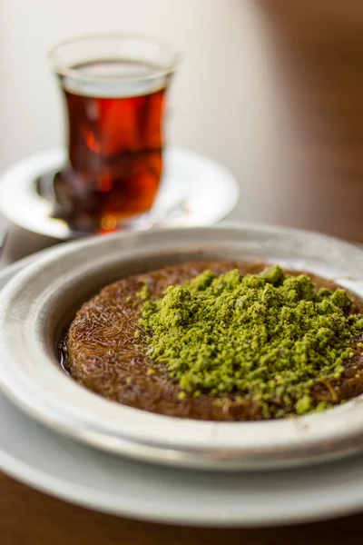 Kunefe com chá / Sobremesa tradicional turca — Fotografia de Stock