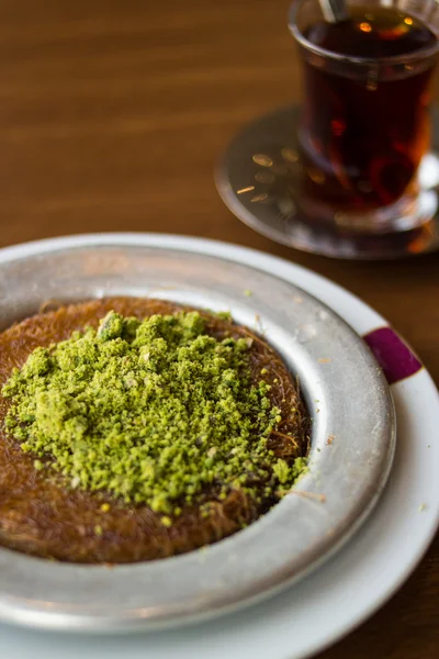 Kunefe with tea / Turkish Traditional Dessert — Stock Photo, Image