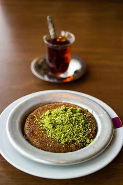 Kunefe with tea / Turkish Traditional Dessert — Stock Photo, Image