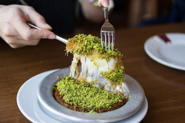 Kunefe / türkisches traditionelles Dessert — Stockfoto