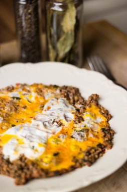 Sahanda yumurta kıyma ile.